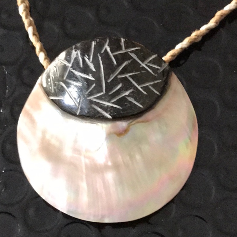 Real SeaShell  ( mother of pearl shell) Pendant Necklace